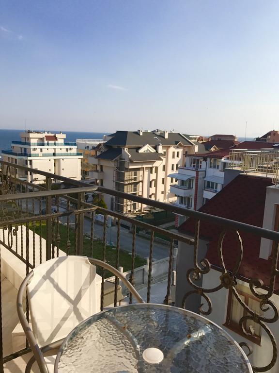 Estudio con balcón y vistas parciales al mar