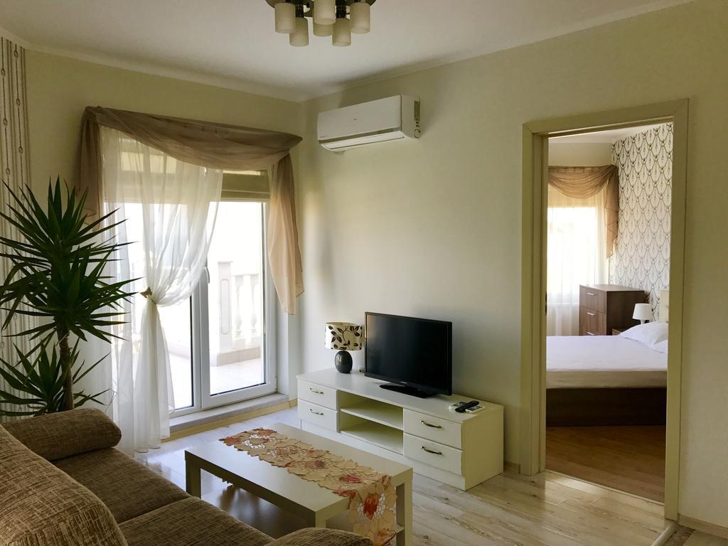 Apartamento de 1 dormitorio con balcón y vistas parciales al mar